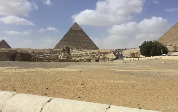 روبوت طائر يخترق أهرامات الجيزة