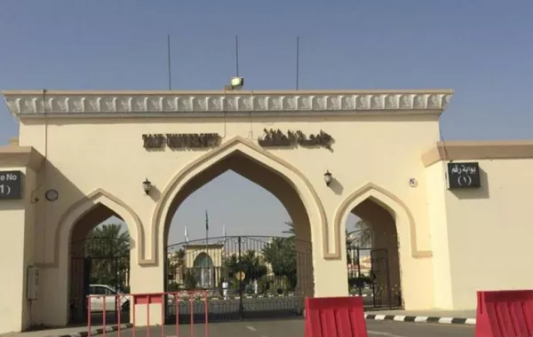 طلاب جامعة الطائف يتسلقون الأسوار للوصول للقاعات