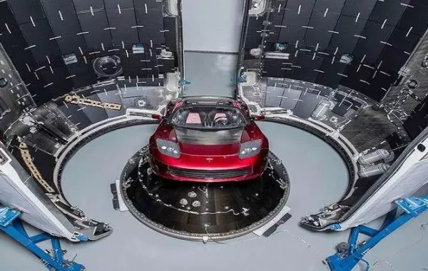 سيارة "Tesla" إلى الفضاء