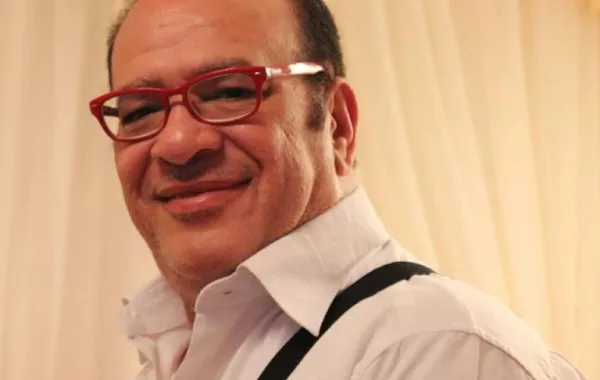 بالفيديو: صلاح عبدالله يغني للعام الجديد: حيكون آخر حلاوة وبإذن الله سعيد