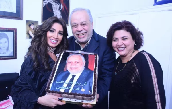 بالصور... روجينا تحتفل بعيد ميلاد زوجها أشرف زكي على المسرح
