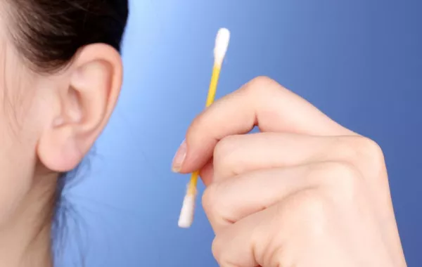 الأعواد القطنية هي السبب في ثقب طبلة الأذن