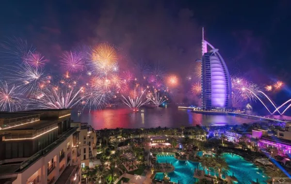 دبي تستقبل 2018 بعرض ضوئي مبهر وتدخل موسوعة "غينيس"