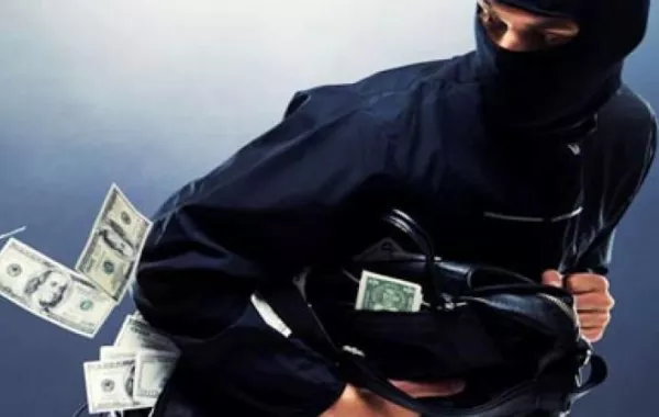 يسرق أموال 22 مسناً أمام ماكينات الصراف الآلي