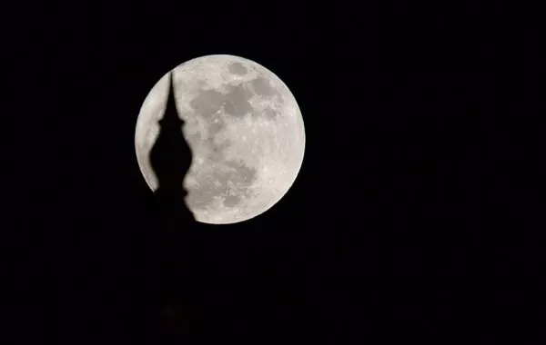 بالصور: القمر العملاق في سماء السعودية
