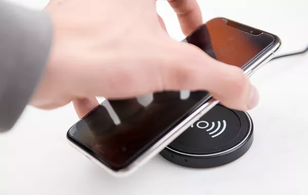 ابتكار شاحن هاتف "لا سلكي" لمسافة 24 متراً