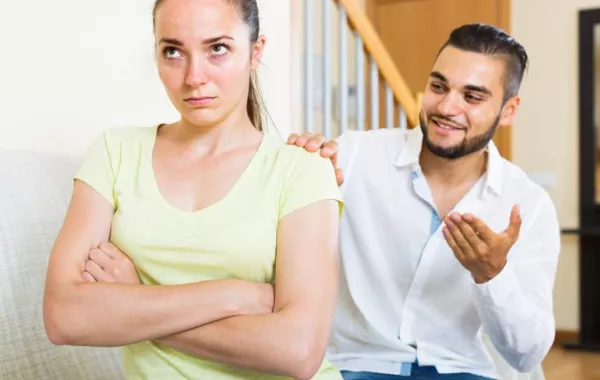زوجة تطلب الخلع لهوس زوجها "بالمقالب"
