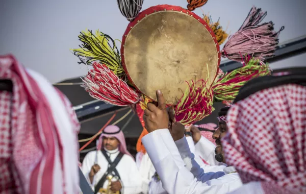 فنون العرضة السعودية في مهرجان الملك عبدالعزيز للإبل تجذب الزوار