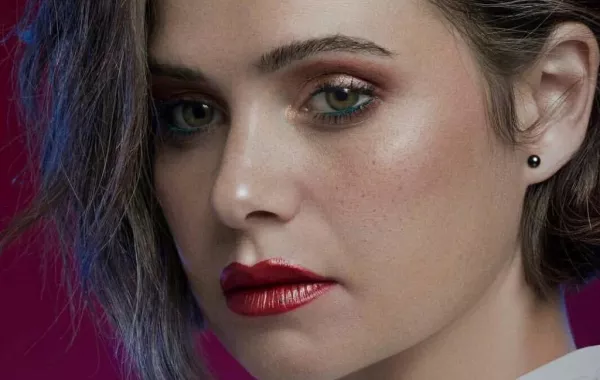 "قطة غاضبة" تخطف الأضواء من يسرا اللوزي في أحدث جلسة تصوير