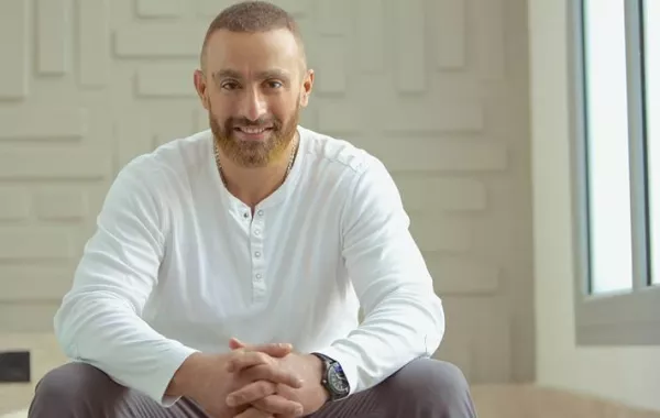 بالفيديو: أحمد السقا يلقّن أحمد فهمي "علقة ساخنة" بسبب تصريحاته الأخيرة