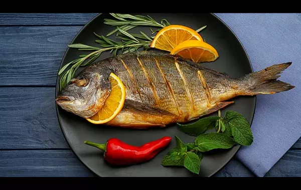 فيديو..  كيف عادت هذه السمكة المقلية إلى الحياة؟