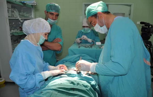 فريق طبي في «مجمع الملك عبدالله» ينهي معاناة تسعينية من انفجار «ورم بالكبد»