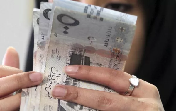 حقيقة فرض ضريبة 10% على رواتب المقيمين في السعودية