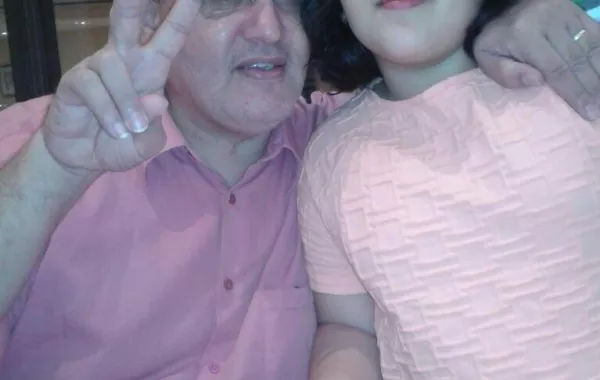 بالفيديو: والد طفلة "ذا فويس" أشرقت أحمد يواصل تحدّيه لشروط البرنامج