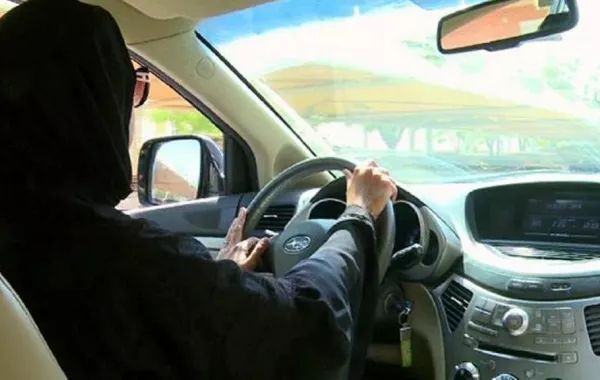 برنامج «تأهيل نفسي» مكثف للمرأة قبل قيادة السيارة