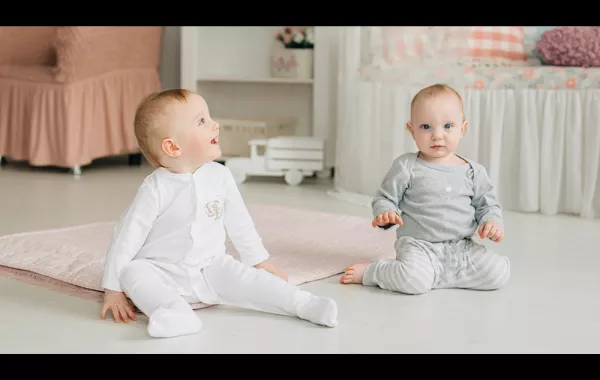 فيديو.. 4 توائم يعانقون بعضهم في مشهد طريف
