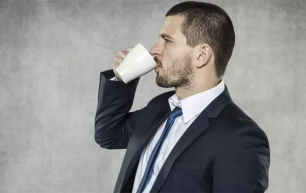 القهوة والشاي الأخضر يسبِّبان العقم للرجال!