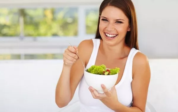 تناول السلطة في المساء لا يسبِّب عسر الهضم