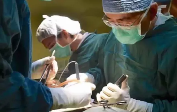 طبيب يترك أحد مرضاه «مفتوح البطن» 3 ساعات