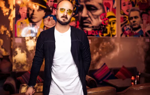 معرض للفنان الإيطالي لوكا فالينتيني في أحد مطاعم دبي