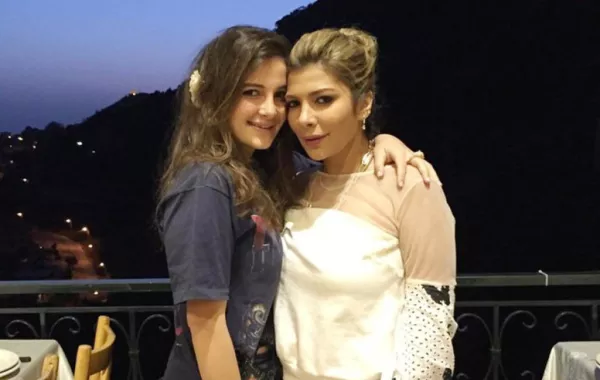 بالصور: ابنة أصالة تحصل على درجة الماجستير في الكيمياء من الجامعة الأمريكية