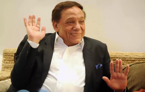 بالصور: عادل إمام مستمتع من أجواء "عوالم خفية"