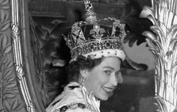 الملكة إليزابيث تشتكي من التاج الملكي.. ماذا قالت؟
