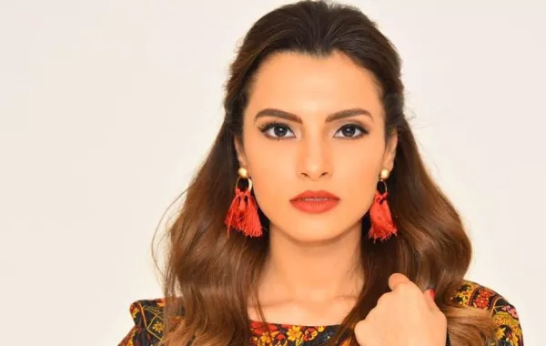 بالصور: كارمن سليمان تظهر مع ابنها لأوّل مرّة وتلقّنه الوصية الأولى من بابا وماما