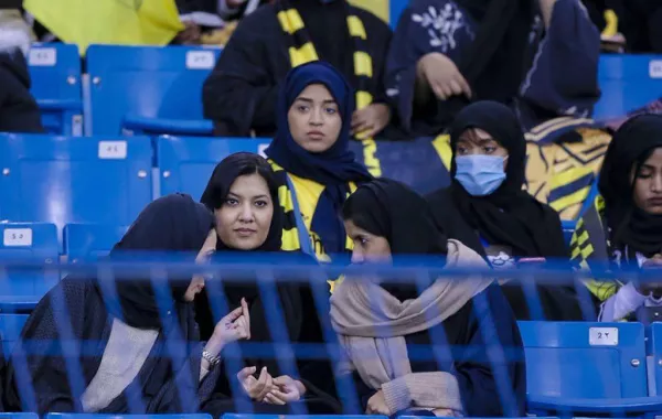 بالصور.. الأميرة ريما في مدرجات ملعب الملك فهد
