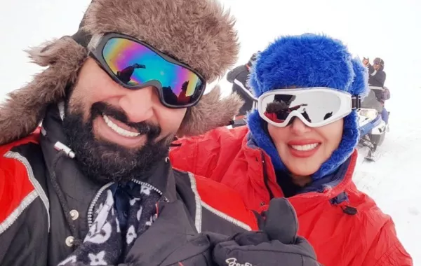 بالفيديو: سمية الخشاب وأحمد سعد يمارسان التزلج في جبال لبنان