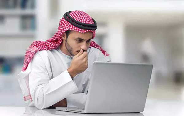 انخفاض الرواتب في السعودية يجبر موظفين على ترك العمل