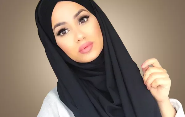 بالفيديو والصور: أحدث الابتكارات للفات طرح تغنيك عن الدبابيس