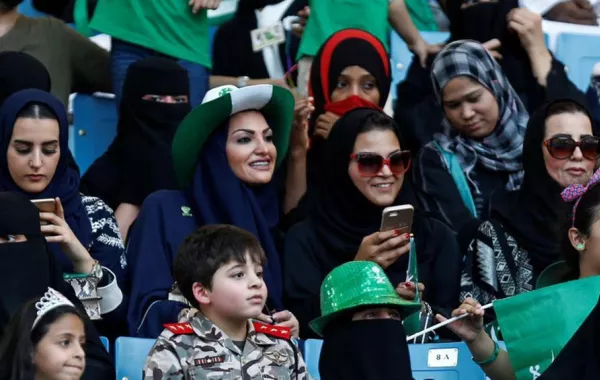 تصوير العوائل في المدرجات يثير جدلاً واسعاً