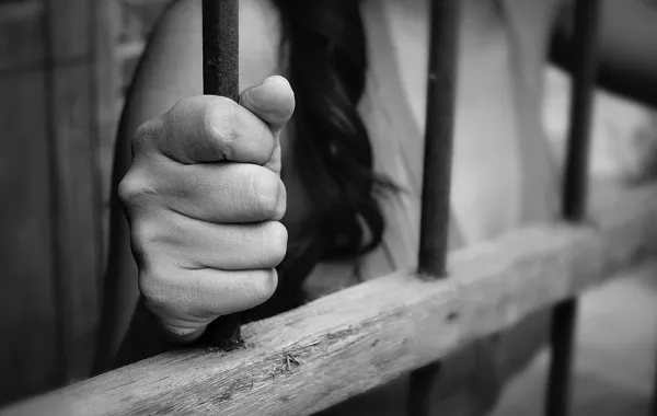 فتاة تطعن شاباً بسكين في حديقة عامة وتلوذ بالفرار!