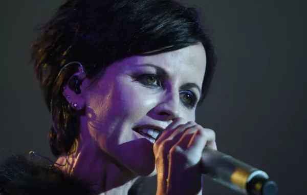 وفاة المغنية دولوريس أوريوردان عن عمر 46 عاماً.. والشرطة البريطانية تحقق