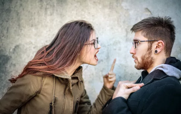 معاقبة امرأة ورجل تبادلا الضرب والسباب