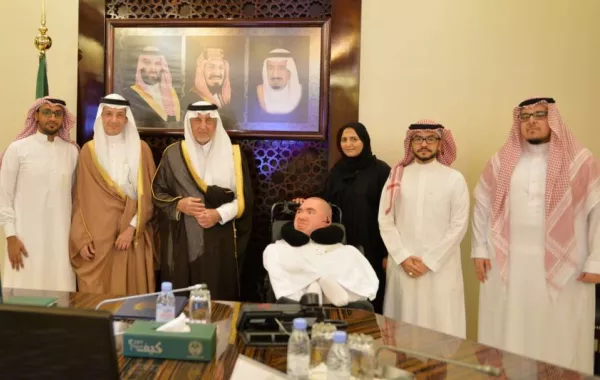الأمير خالد الفيصل يستقبل بوقس ويثني على إنجازاته