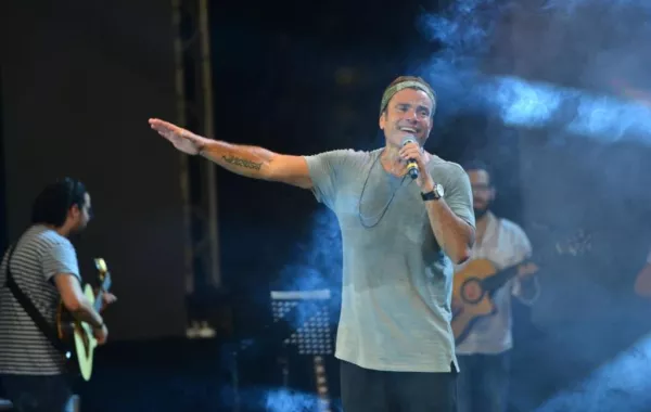 جانا ابنة عمرو دياب تغني بصوت رائع والجمهور: صوتك أجمل من الهضبة