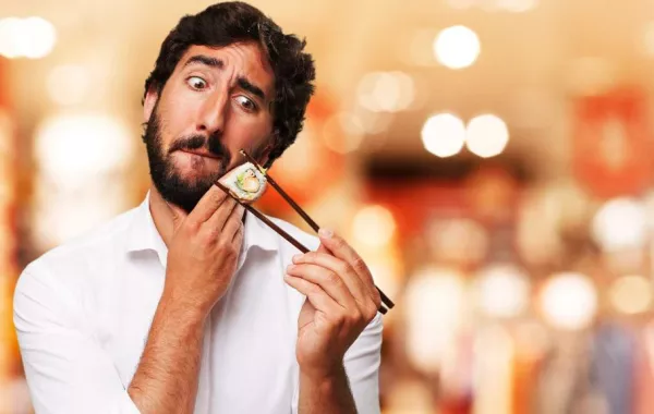 أغرب ما خرج من أمعاء رجل بسبب أكل السوشي