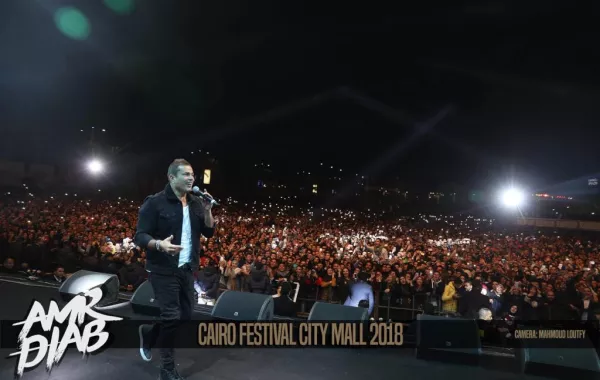بالصور: عمرو دياب يتحدى قسوة الشتاء بحفل غنائي "كامل العدد"