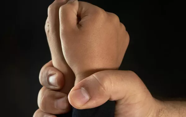 مدرسة أهلية تفصل معلماً اعتدى على طالب بالضرب في الأحساء