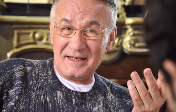 بالفيديو: هل طلب عزت أبو عوف حرق أعماله الفنية بعد وفاته؟؟