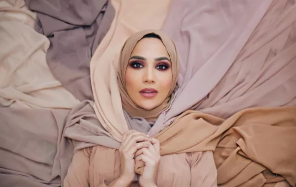 للمرة الأولى.. فتاة محجبة لإعلانات مستحضرات تجميل
