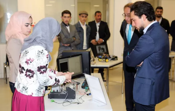 ولي العهد الأردني يزور جامعة الحسين التقنية في عمّان