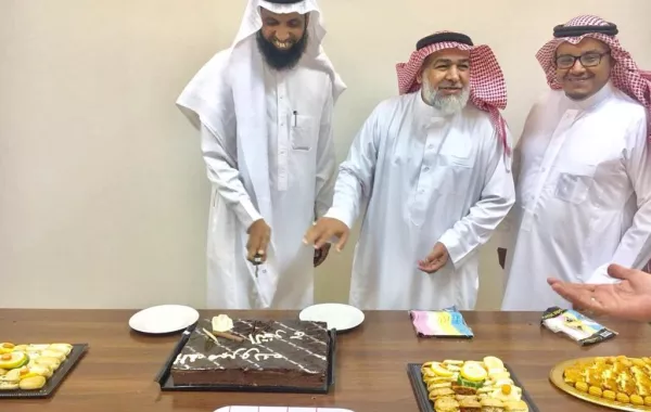 حارس مدرسة يتحدى الظروف ويحصل على درجة البكالوريوس