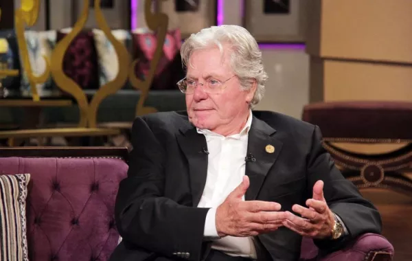 حسين فهمي يردّ على شائعة تدهور حالته الصحيّة