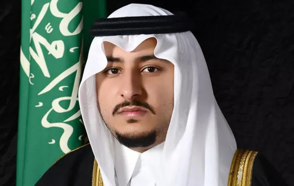 الأمير عبدالعزيز بن فهد يكافئ مواطناً تبرَّع بكليته لطفلة