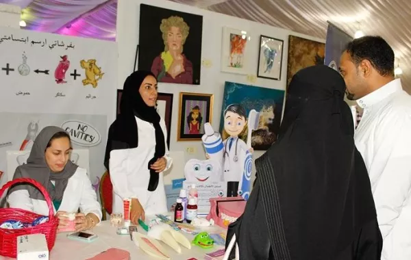 عيادة الألوان تستقطب زوار مهرجان "ماراثون الألوان الخيري" في القطيف