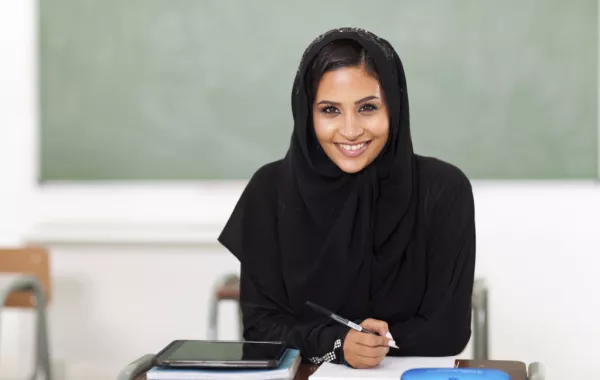 المعلمات الأكثر إقبالاً على "التجميل" في السعودية
