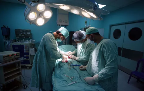 أجروا لها عملية جراحية وتركوا 5 قفازات في بطنها